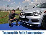 Felix Baumgartner übernimmt Touareg bei VW SK (Volkswagen Slovakia) in Bratislava am 14. Juli 2014. Erst Heli, dann Auto: Felix Baumgartner gab in Bratislava Ga (©Fotio: Sabine Brauer Photos)